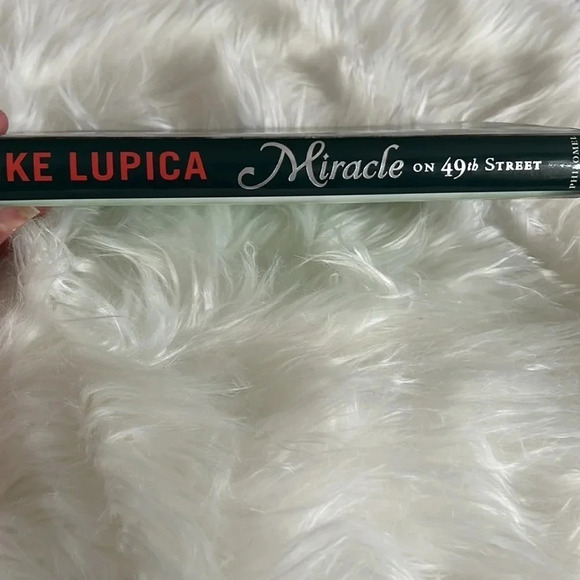 Miracle on 49th Street Mike Lupica - Picture 4 of 5